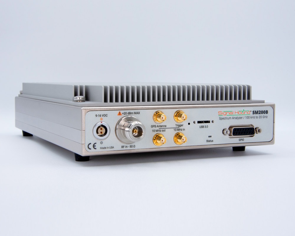 Анализатор спектра реального времени 
<b>Signal Hound SM200B</b> 
с диапазоном от 100 кГц до 20 ГГц
